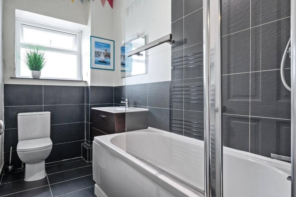 Pendennis - Bright Victorian Flat, Sea Views & Close To Beach Falmouth Kültér fotó